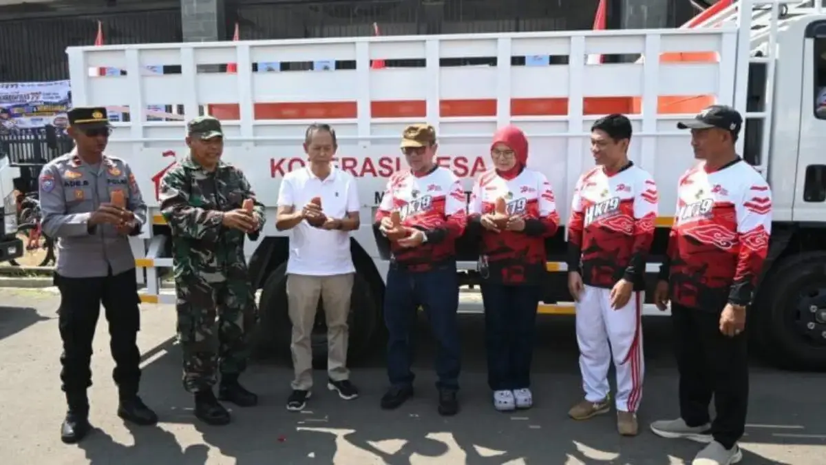 Dorong KDKMP Jadi Penggerak Ekonomi Desa, Pemkab Cirebon Siapkan Ratusan Armada Bupati Cirebon meresmikan Koperasi Desa Merah Putih