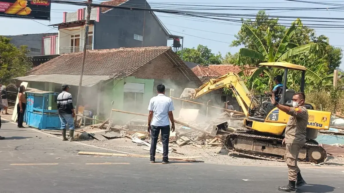 Perhutani Bongkar 9 Bangunan Liar di Cirebon, Klaim Sudah Layangkan SP 1 hingga 3 bangunan liar