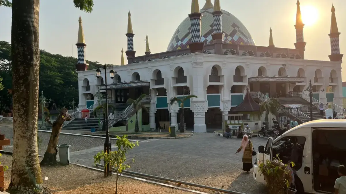 Alih Status Masjid Agung Sumber Jadi Aset Pemkab Cirebon Tertunda, Ini Penyebabnya Masjid Agung Sumber Cirebon
