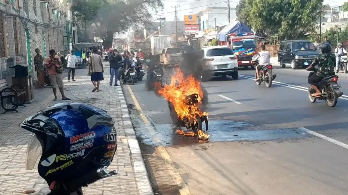Motor Mendadak Terbakar di Cirebon, Ada Bunyi Ledakan hingga Bikin Warga Panik motor terbakar