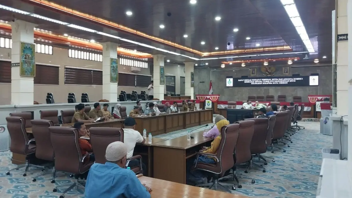 Puluhan Warga Sukapura Datangi DPRD, Keluhkan Tower BTS di Tengah Permukiman, Minta Diturunkan rapat dengar pendapat DPRD Kota Cirebon