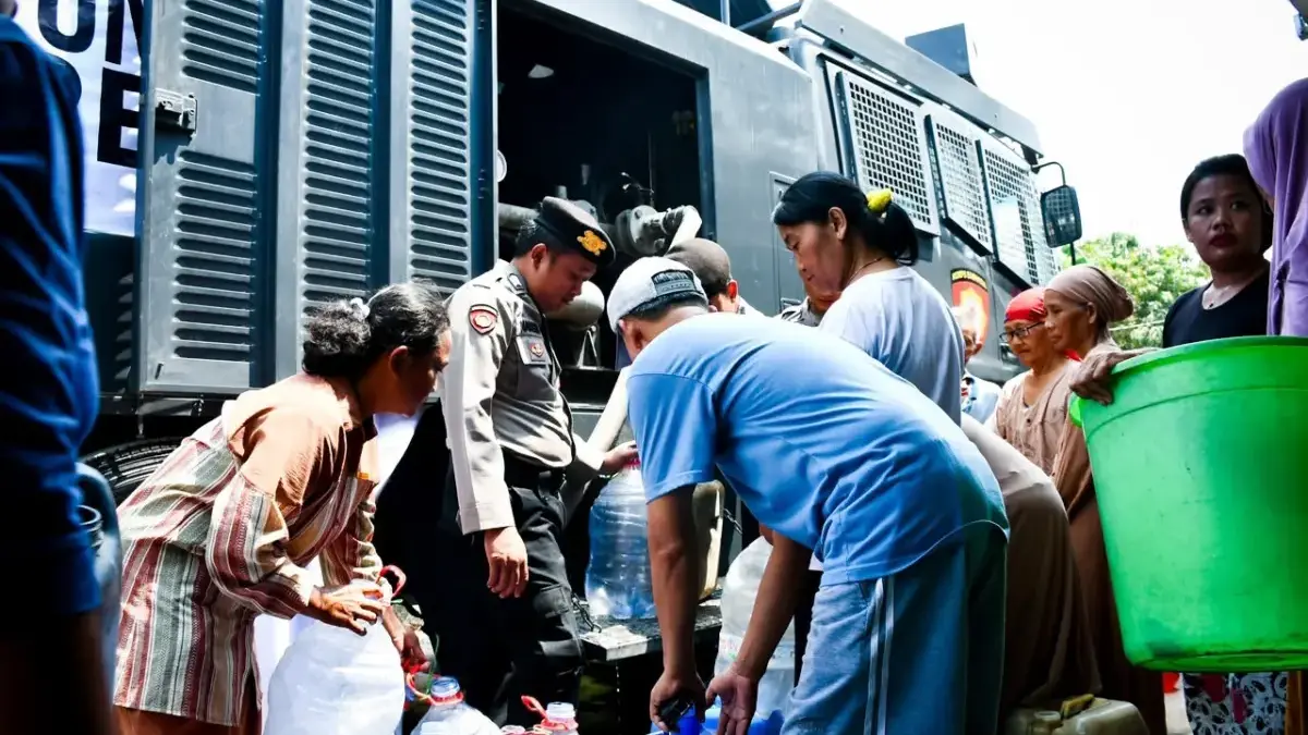 Polresta Cirebon Terjunkan Water Canon Salurkan Air Bersih untuk Warga Terdampak Kekeringan Polresta Cirebon mengerahkan kendaraan water canon