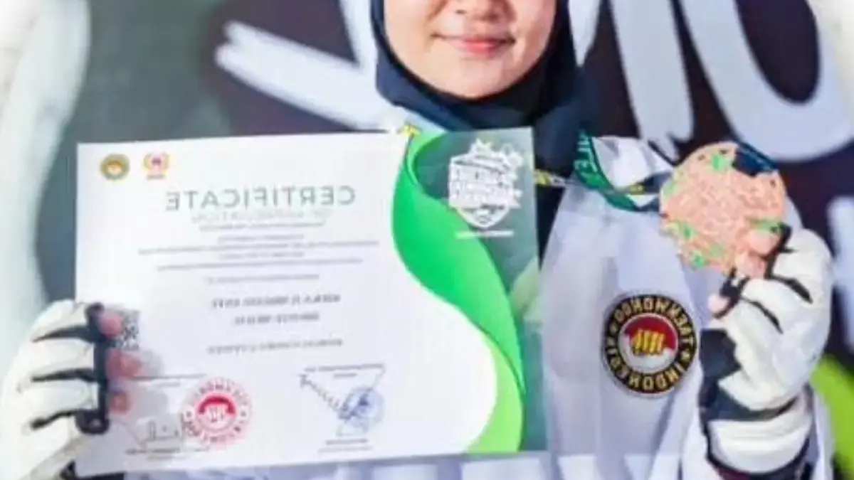 Pesona Rifka Santriwati Pesantren Al Hikmah Bobos peraih medali