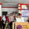 Personel Polsek Kandanghaur mengawal proses penyaluran bantuan pangan