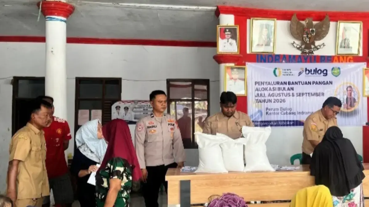 Polsek Kandanghaur Pastikan Penyaluran BSCP Berlangsung Tertib Personel Polsek Kandanghaur mengawal proses penyaluran bantuan pangan