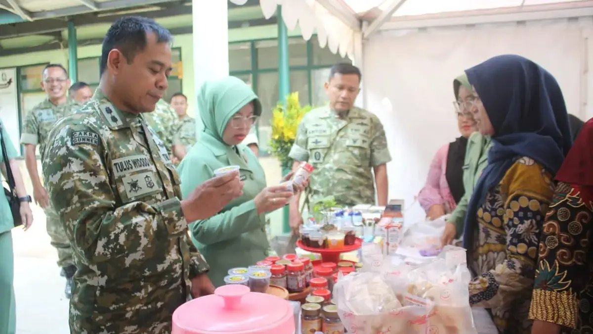 Bazar Produk Unggulan Jajaran Koramil dalam Rangka HUT ke-81 TNI Dandim 0616/Indramayu Letkol Arm Tulus Widodo bersama Ketua Persit KCK Cabang XXVII Kodim 0616/Indramayu