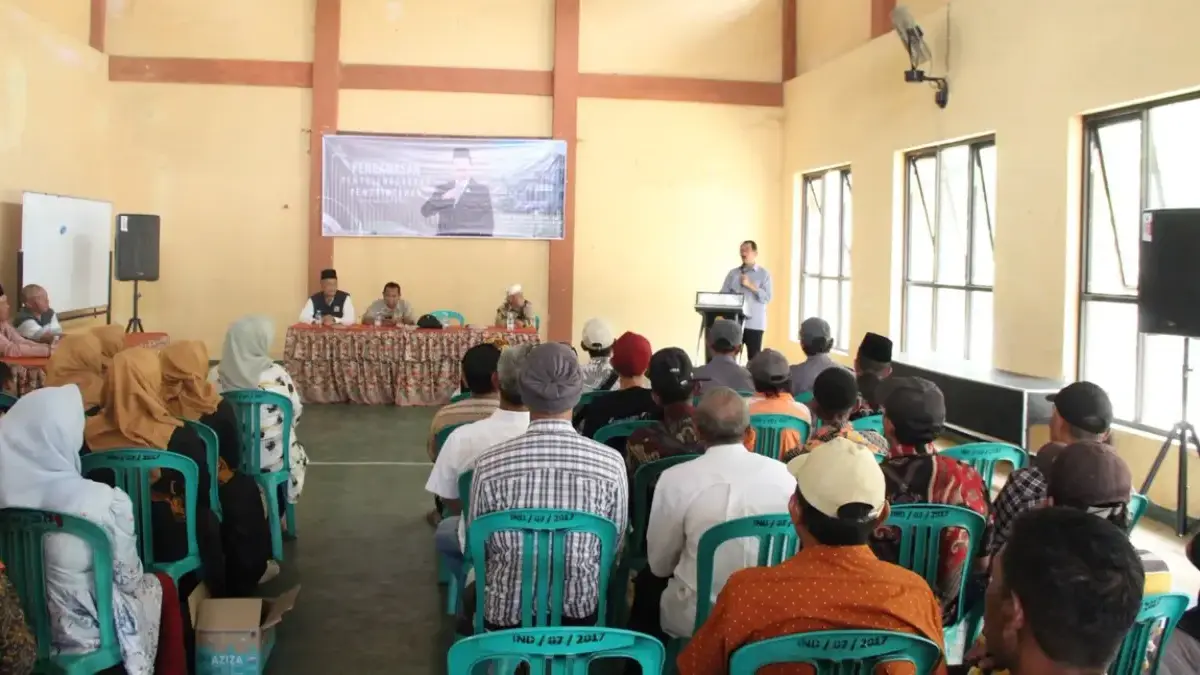 Anggota DPRD Jawa Barat dari Fraksi PAN Toto Suharto SFarm Apt menyerap aspirasi masyarakat Desa Indapatra