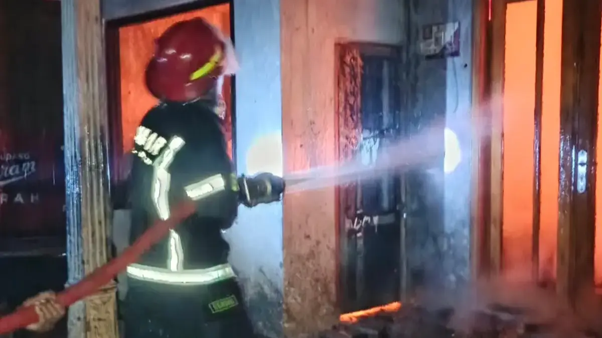 Semalam Damkar Indramayu Tangani Kebakaran Rumah di Desa Lohbener dan Desa Pekandangan Damkar Indramayu padamkan kebakaran rumah
