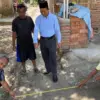 Kepala Desa Paningkiran, Kecamatan Sumberjaya, Suharto, mengecek langsung pengerjaan betonisasi