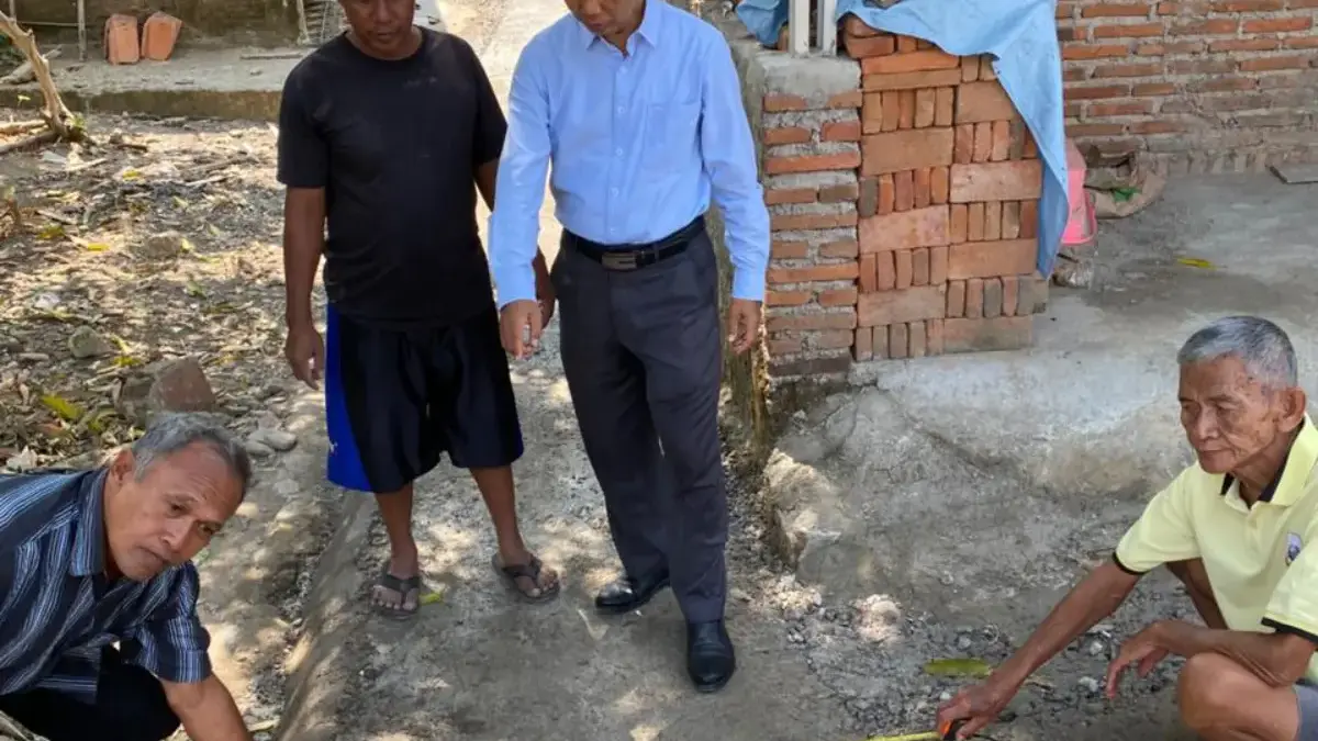Pemdes Paningkiran Rampungkan Rehabilitasi Jalan Lingkungan Kepala Desa Paningkiran, Kecamatan Sumberjaya, Suharto, mengecek langsung pengerjaan betonisasi