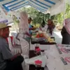 Warga Desa Jatisawit Lor, Kecamatan Jatibarang, sedang membeli kebutuhan pokok pada acara GPM