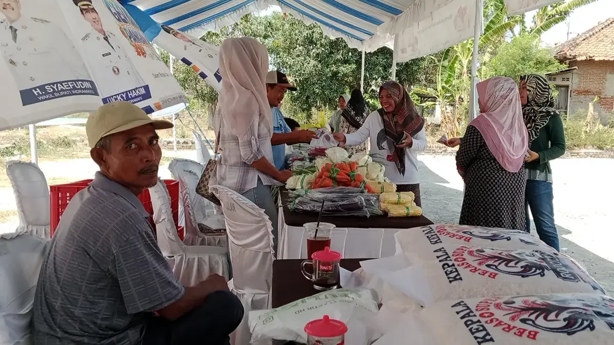 Warga Jatisawit Lor Jatibarang Serbu GPM Warga Desa Jatisawit Lor, Kecamatan Jatibarang, sedang membeli kebutuhan pokok pada acara GPM