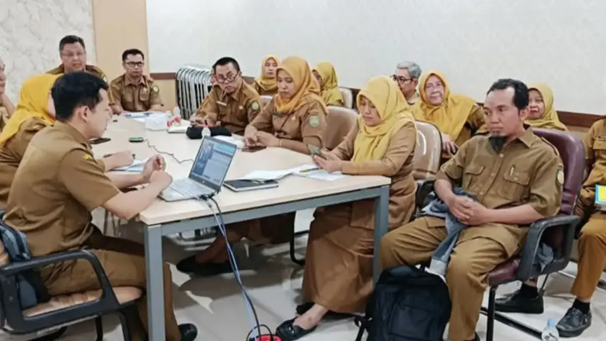 Jajaran Pemkab Indramayu sedang membahas program Indramayu Kuliah untuk mencetak satu desa satu sarjana