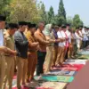 Bupati Kuningan Dian Rachmat Yanuar bersama masyarakat melaksanakan Salat Istisqa di halaman Kantor Pemkab