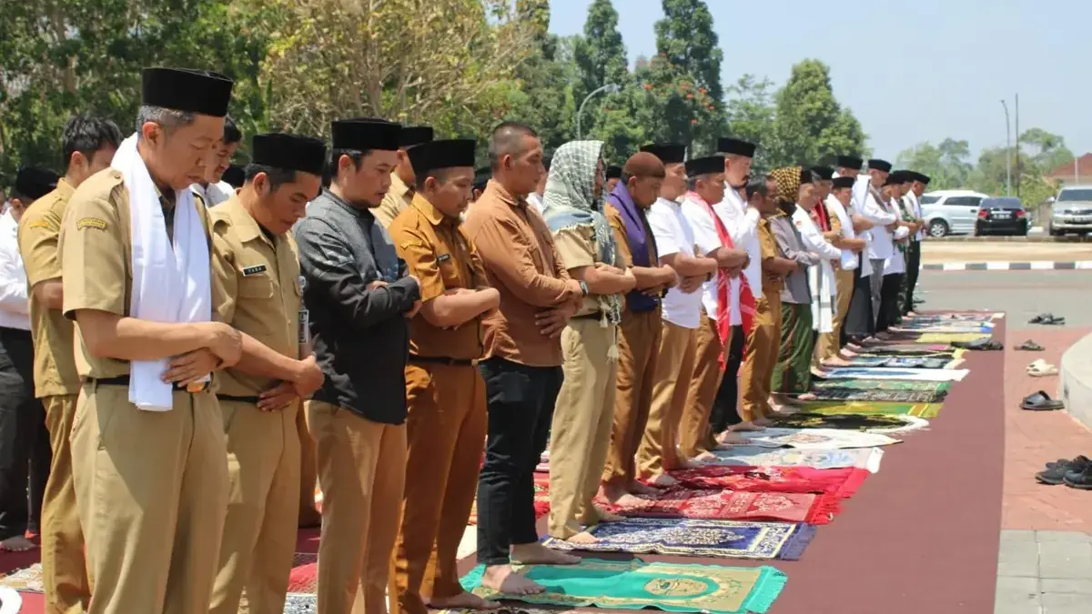 Salat Istisqa di Tengah Kekeringan, Bupati Kuningan Ajak Warga Perkuat Ikhtiar Jaga Air dan Lingkungan Bupati Kuningan Dian Rachmat Yanuar bersama masyarakat melaksanakan Salat Istisqa di halaman Kantor Pemkab