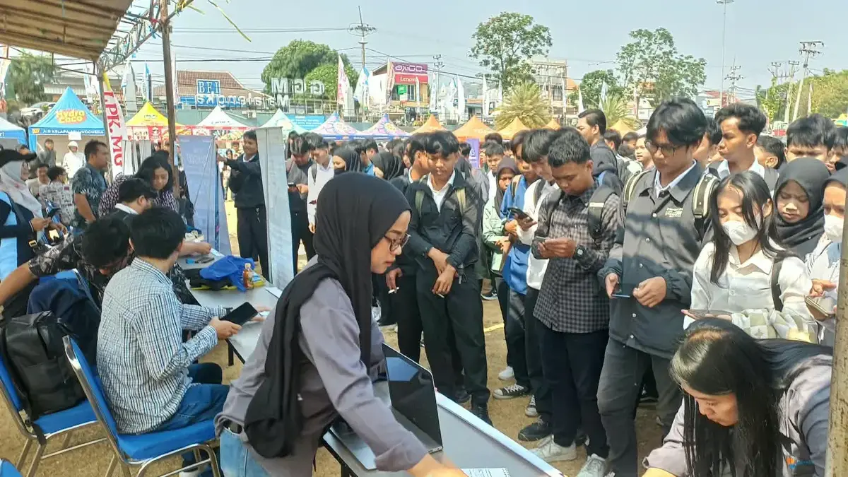 Pencari Kerja Rebuta 2.789 Loker dalam Job Fair di Lapangan GGM Majalengka Pencari kerja memadati stan perusahaan dalam Job Fair