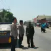 Personel kepolisian dari Polsek Patrol menertibkan jukir liar yang membuat resah