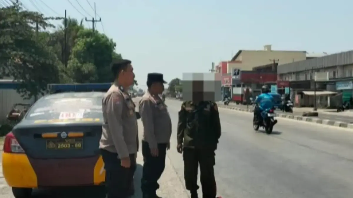 Personel kepolisian dari Polsek Patrol menertibkan jukir liar yang membuat resah