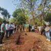 Keluarga besar HMI dan KAHMI Majalengka melakukan peletakan batu pertama pembangunan Sekretariat Bersama