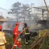 Petugas Damkar dari Pos Patrol berusaha memadamkan api yang terbakar pada warung di Desa Ilir, Kandanghaur