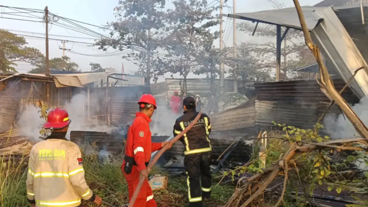 Gara-gara Bakar Sampah, Warung di Kandanghaur Terbakar, Kerugian Mencapai Rp24 Juta Petugas Damkar dari Pos Patrol berusaha memadamkan api yang terbakar pada warung di Desa Ilir, Kandanghaur