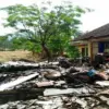 Petugas BPBD Kuningan melakukan penanganan dan asesmen setelah dua rumah warga terbakar di Desa Rambatan