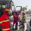 Petugas Damkar Indramayu sedang berupaya memadamkan api di area SPBU.