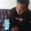 Herdiana memperlihatkan percakapan melalui WhatsApp