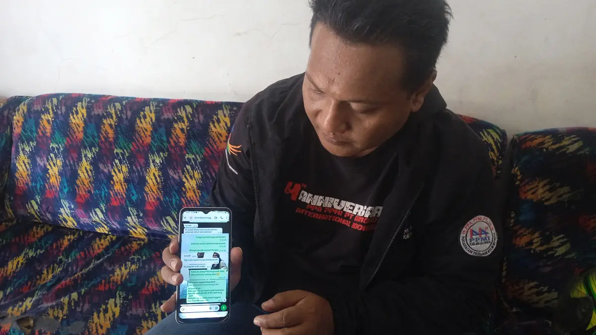 Herdiana memperlihatkan percakapan melalui WhatsApp