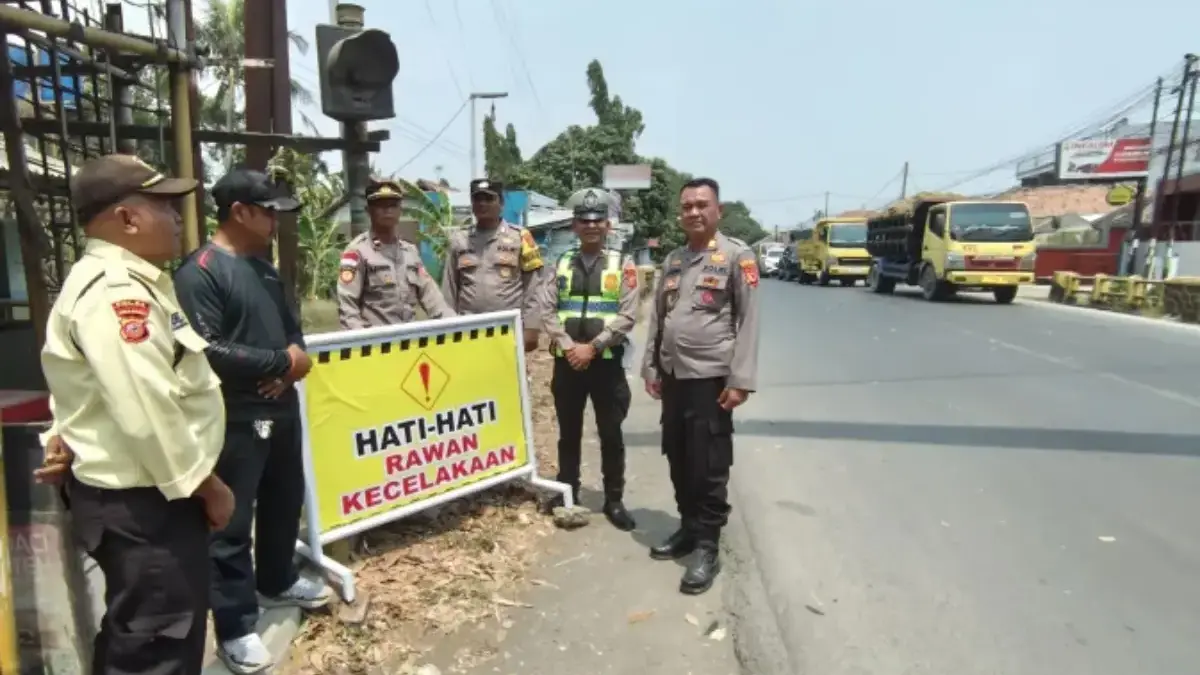 Jajaran Satlantas Polres Majalengka bersama Polsek Sumberjaya mengecek fasilitas keselamatan lalu lintas