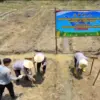 Polres Kuningan bersama kelompok tani menanam jagung