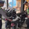 Personel Satlantas Polres Majalengka melakukan penertiban knalpot brong