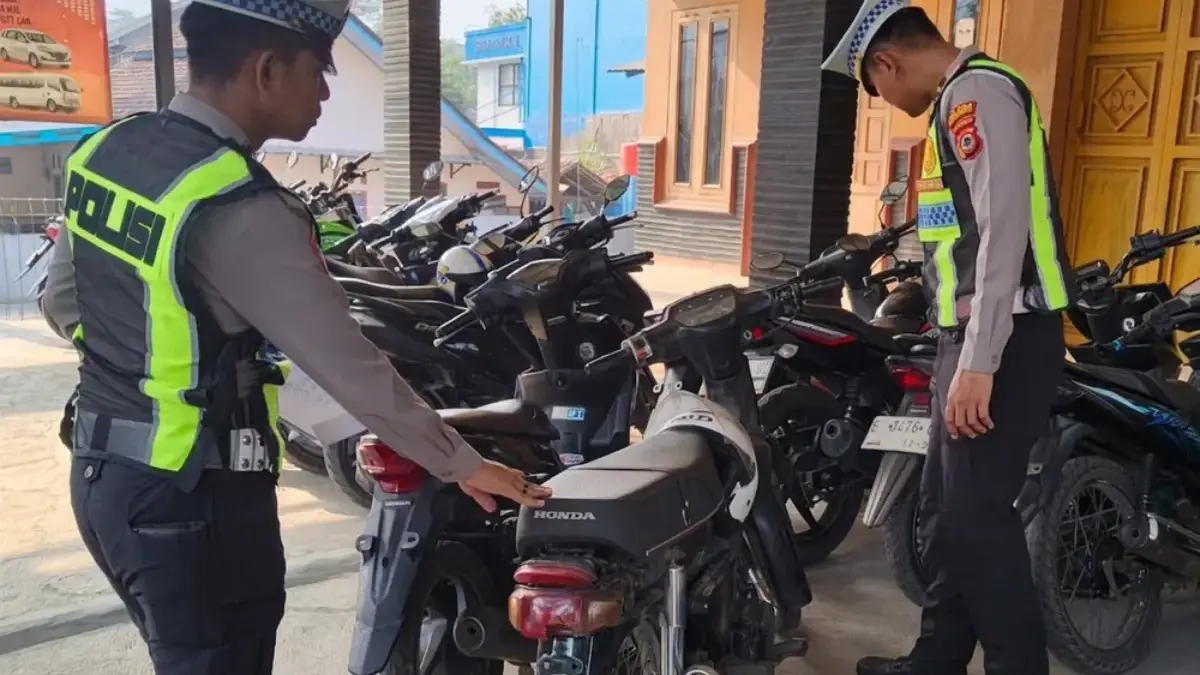 Polisi Intensifkan Razia Knalpot Brong ke Sekolah Personel Satlantas Polres Majalengka melakukan penertiban knalpot brong
