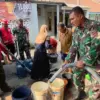 Warga Sukajaya, Kelurahan Cijati, mengantre mendapatkan bantuan air bersih