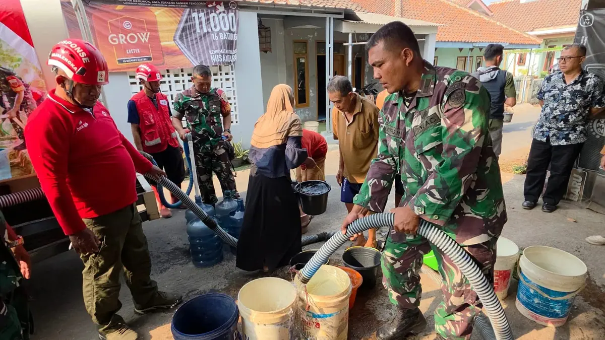 Kemarau, Warga Kelurahan Cijati Antre Air Bersih Warga Sukajaya, Kelurahan Cijati, mengantre mendapatkan bantuan air bersih