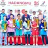 SEMARAK SEJABAR: Para peserta memperlihatkan trofi juara HadangMu Competition 2026 yang digelar di Convention