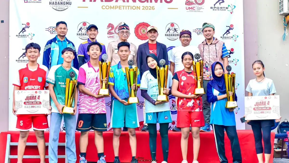 SEMARAK SEJABAR: Para peserta memperlihatkan trofi juara HadangMu Competition 2026 yang digelar di Convention