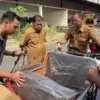 Bupati Majalengka Drs H Eman Suherman mengecek becak listrik