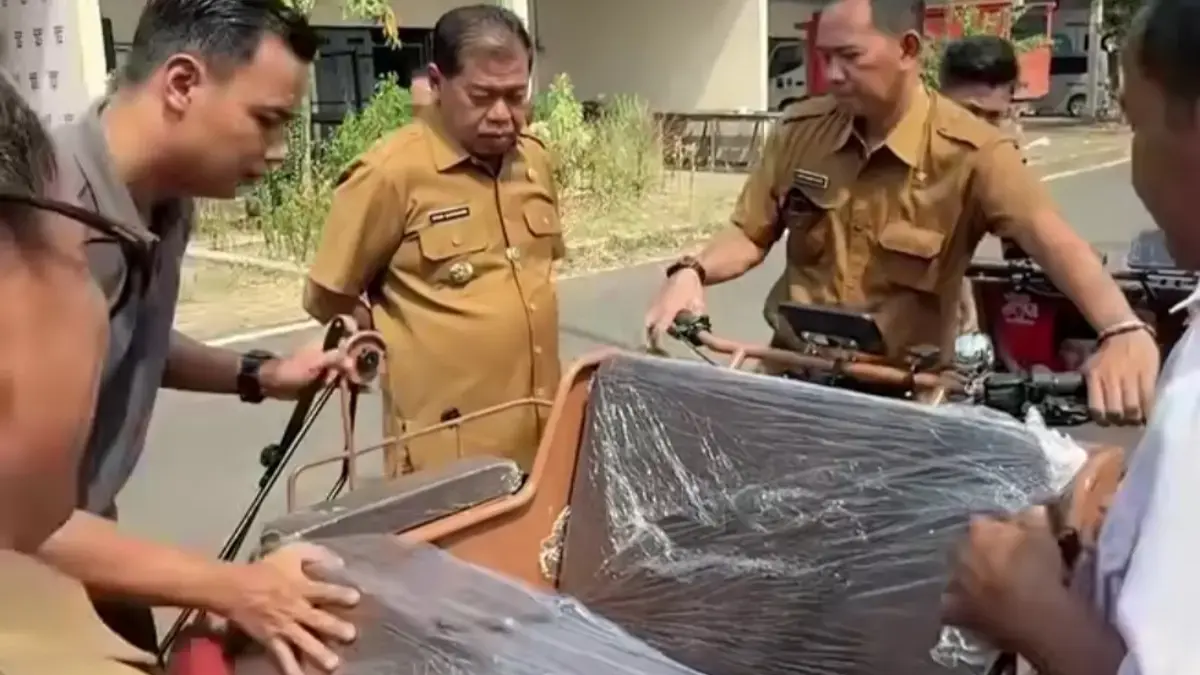 Majalengka Kebagian 300 Becak Listrik untuk Pengayuh Lansia Bupati Majalengka Drs H Eman Suherman mengecek becak listrik