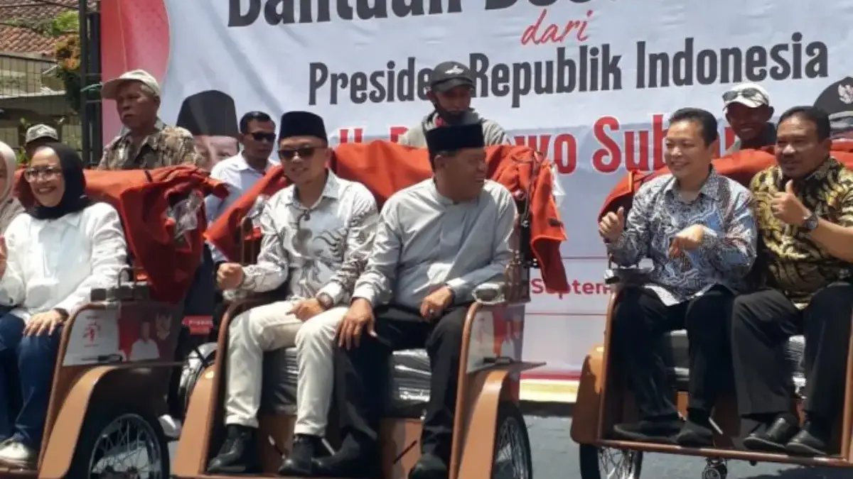 Pemkab Majalengka bersama YGSN menyerahkan 300 unit becak listrik