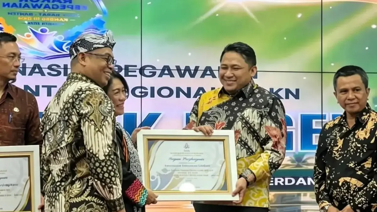 BKPSDM Kabupaten Cirebon menerima tiga penghargaan