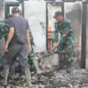 Warga bersama personel TNI dari Kodim Indramayu bergotong royong membersihkan puing-puing sisa kebakaran,