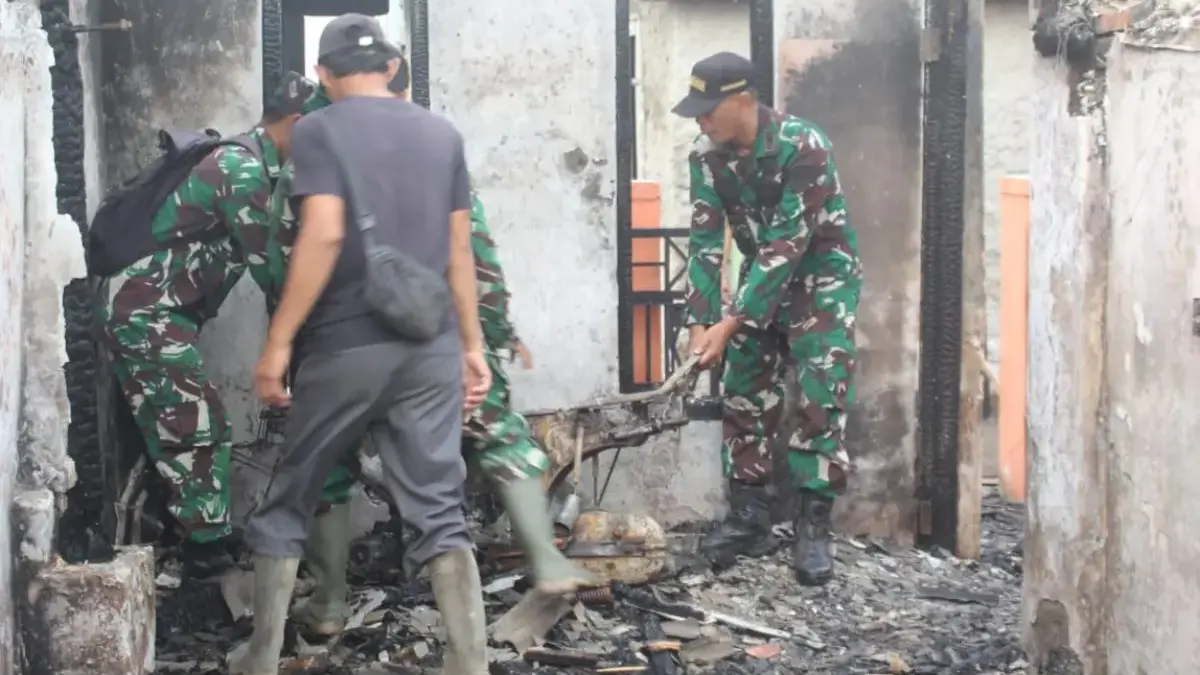 10 Rumah di Permukiman Nelayan Eretan Ludes Kerugian Capai Rp1 M Warga bersama personel TNI dari Kodim Indramayu bergotong royong membersihkan puing-puing sisa kebakaran,