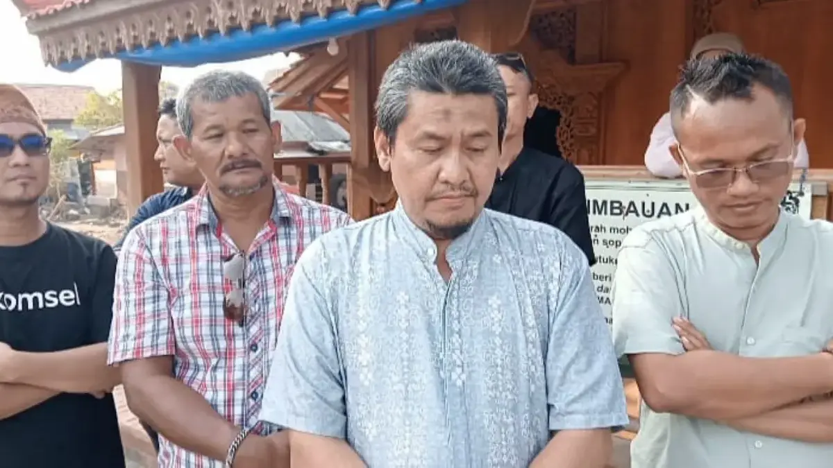 Minta Situs Syekh Sama’un Disahkan, Pemdes Dadap Kirim Surat Permohonan ke TACB dan Disdikbud Indramayu Kuwu Dewa Dadap Ali Faosal (kanan) didampingi sejumlah tokoh masyarakat