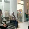 Personel Polsek Sukagumiwang membantu warga asal Jogjakart