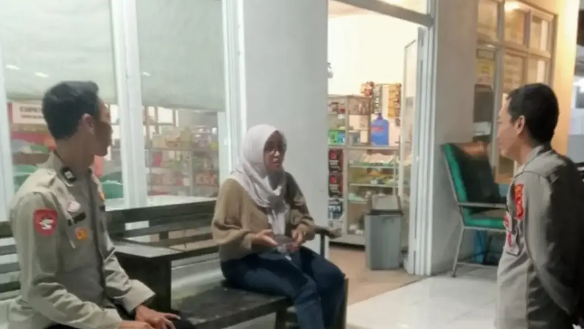 Personel Polsek Sukagumiwang Bantu Warga Kehabisan Ongkos Pulang Personel Polsek Sukagumiwang membantu warga asal Jogjakart