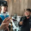 Bupati Cirebon Drs H Imron MAg menerima bantuan sepeda motor listrik dari hasil kolaborasi PT Komipo Energy