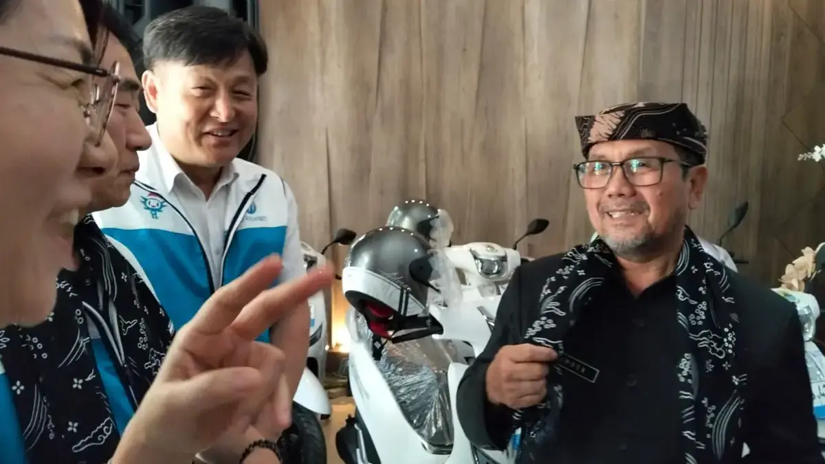 Bupati Cirebon Drs H Imron MAg menerima bantuan sepeda motor listrik dari hasil kolaborasi PT Komipo Energy