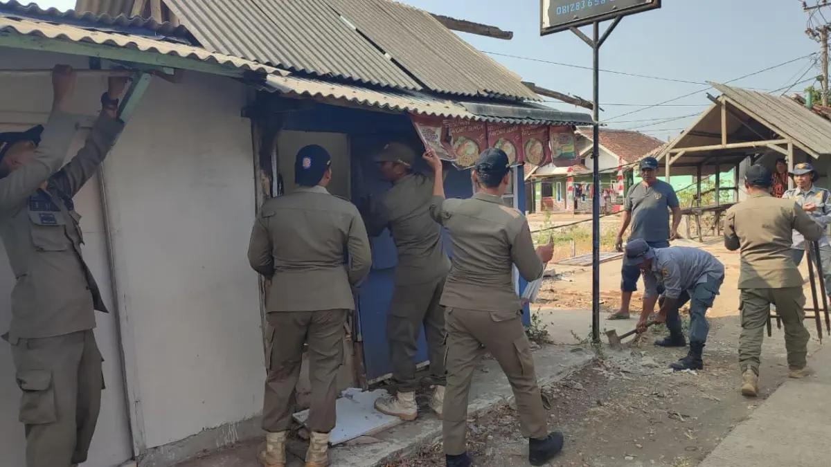 Satpol PP Bongkar Belasan Bangunan Liar di Jalur Provinsi Cirebon - Kuningan bangunan liar Kabupaten Cirebon
