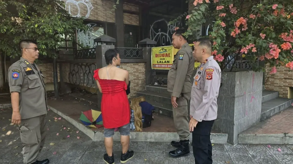 Pria menyerupai bikini perempuan diamankan petugas